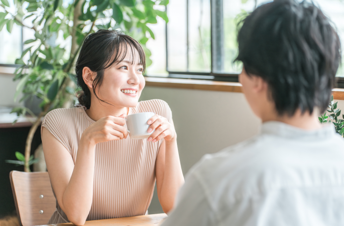 カフェで過ごす女性